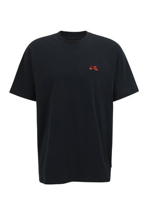 Schwarzes T-Shirt aus Baumwolle mit Rundhalsausschnitt und kurzen Ärmeln. Mit einer kleinen roten Traktor-Stickerei auf der linken Brustseite.