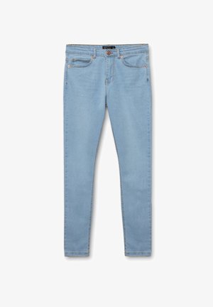 Jeans skinny de mezclilla azul claro con una cintura de media altura, que cuentan con cinco bolsillos y costuras en contraste, textura suave y sin desgastes visibles.