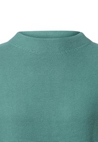 Gros plan sur un tissu tricoté teal avec un col rond haut, montrant en détail le fin motif de couture.