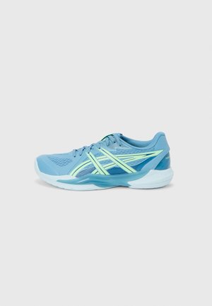 Gaiši zils sporta apavi ar tīkliņa augšdaļu, laima zaļiem akcentiem, noapaļotu purngalu un mīkstinātu zolīti, kas izstrādāta komfortam un veiktspējai.