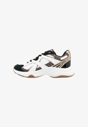 Scarpa sportiva bianca e nera con parte superiore testurizzata, pannelli in rete, dettagli dorati e suola spessa con suola in gomma marrone.