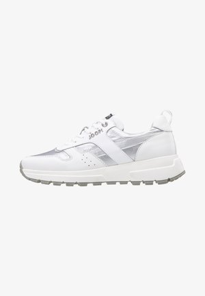 Witte en zilveren lage sneaker met vetersluiting, dikke zool en gebrandmerkt "JOOP!" detail aan de zijkant, schuin naar links op een witte achtergrond.