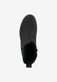 Stivale alla caviglia nero in pelle texturizzata. Dotato di chiusura con zip laterale e un interno morbido e soffice. Design con punta rotonda e linguetta per il pull.