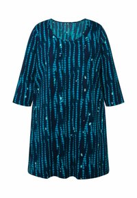 Robe à motifs bleu et sarcelle avec des manches trois-quarts et un col rond. Présente des rayures verticales et une silhouette ample et fluide.