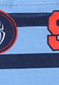 T-shirt azzurro chiaro con una grande grafica di un ragno nero e rosso con il numero 93, accenti a righe blu navy e tessuto di cotone morbido.