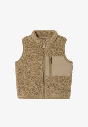 Beige Fleece-Weste mit hohem Kragen, vorn mit Reißverschluss, einer Reißverschlusstasche auf der linken Brust und einer Mischung aus strukturierten Materialien.