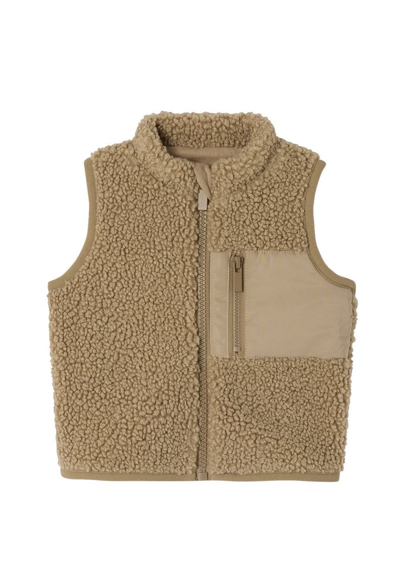 Beige Fleece-Weste mit hohem Kragen, vorn mit Reißverschluss, einer Reißverschlusstasche auf der linken Brust und einer Mischung aus strukturierten Materialien.