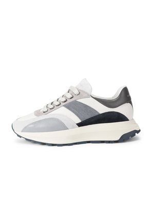 Biało-szare niskie sneakersy z panelami z zamszu i skóry, zawiązywane na sznurówki, z wyściełanym kołnierzem i grubą teksturowaną gumową podeszwą.