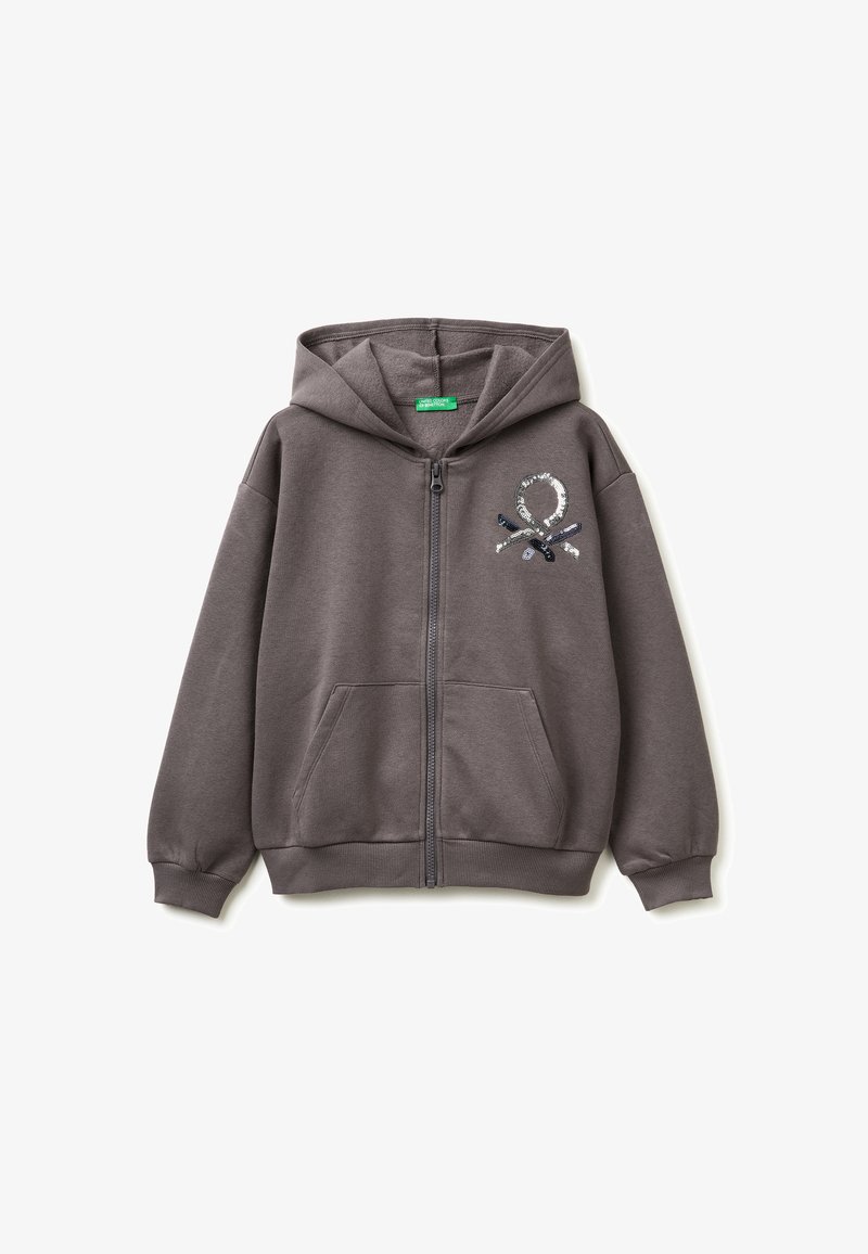 Sudadera gris con cremallera, hecha de una tela suave, que cuenta con una capucha, dos bolsillos delanteros y un diseño bordado con lentejuelas en el lado izquierdo del pecho.