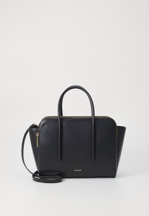 Borsa a spalla in pelle nera con doppio manico superiore e tracolla rimovibile. Presenta una zip dorata e un branding minimalista sulla parte anteriore.
