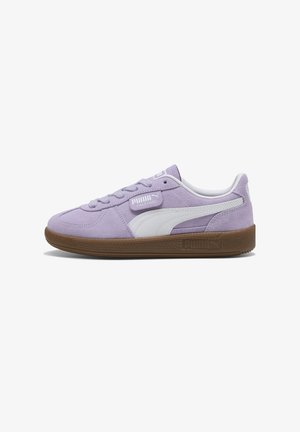 Baskets Puma Palermo en daim lavande avec bande latérale blanche, semelle marron et col rembourré blanc, vues de profil sur fond blanc.
