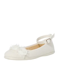 Ballerine in tessuto bianco con finitura testurizzata, caratterizzate da due soffici pompon sulla punta e una cinghia con fibbia metallica per una vestibilità sicura.