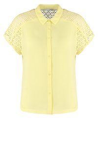 Blouse jaune à manches courtes avec détail en dentelle aux épaules et en haut du dos, fermeture boutonnée devant et col classique.