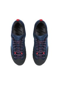 Chaussures d'escalade en cuir suède bleu marine avec semelles en caoutchouc noir, dotées de lacets accentués en rouge et d'une boucle au talon. Design fermé avec un embout renforcé.
