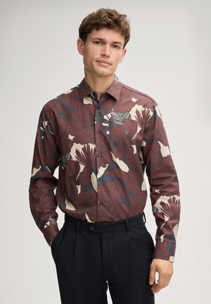 Herren Hemd mit Knopfleiste, das ein kastanienbraunes Blumenmuster auf einem cremefarbenen Hintergrund zeigt, mit blauen Knöpfen und einem klassischen Kragen. Der Stoff wirkt glatt.