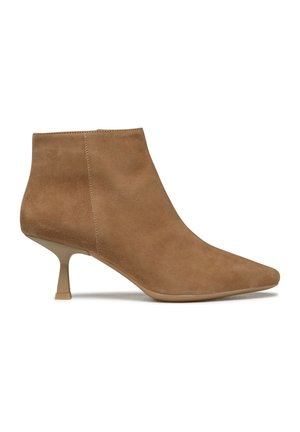 Botte de cheville en daim marron avec un bout pointu et un talon fin et sculpté. Présente un design sans coutures et une texture lisse.