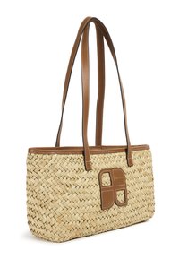 Sac cabas en paille tissée avec des accents en cuir marron et des bretelles doubles. Doté d'un patch carré distinctif avec des détails embossés.