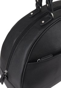 Zwarte leren tas met een ronde vorm, voorzien van een ritssluiting en metalen accenten. De oppervlakte heeft een geribbeld textuur, met een zijvak detail.