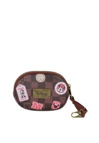 Funda con cremallera a cuadros marrones con el logo dorado de Disney. Presenta diversas pegatinas de Minnie Mouse en color rosa. Incluye una correa marrón y un clip de metal.