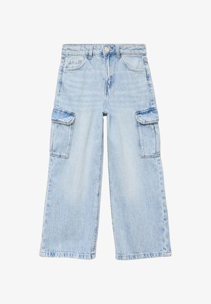 Pantalon cargo en denim bleu clair avec jambes larges, bouton et fermeture éclair à l'avant, poches latérales à rabat et poches avant et arrière standards.