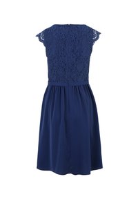 Navyblå kjole med en blomstret blonde-oplevelse og korte kapærmer, med en udvidet nederdel og en skjult lynlås bagpå.