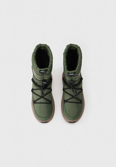 Botas de invierno de tela verde con un acabado texturizado, que cuentan con cordones negros, un puño aislante y una suela de goma marrón claro.