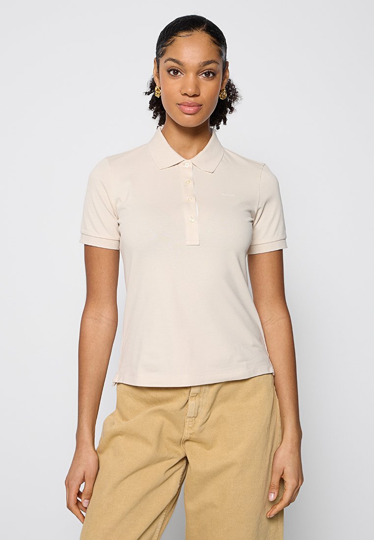 Beige Poloshirt mit klassischem Kragen, kurzen Ärmeln und einer Knopfleiste mit drei Knöpfen. Weicher, glatter Stoff mit taillierter Passform.