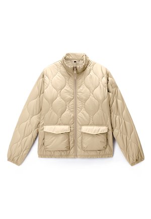 Beige gesteppte Jacke mit wellenförmiger Steppung, Frontreißverschluss, zwei großen Klappentaschen und elastischen Bündchen.
