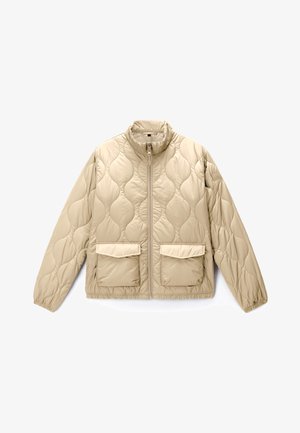 Beige gesteppte Jacke mit wellenförmiger Steppung, Frontreißverschluss, zwei großen Klappentaschen und elastischen Bündchen.