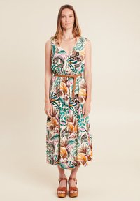 Florales Maxikleid in Creme, mit lebhaften grünen, pinken und orangen botanischen Mustern. Definierte Taille mit einem geflochtenen Gürtel und A-Linie-Silhouette.