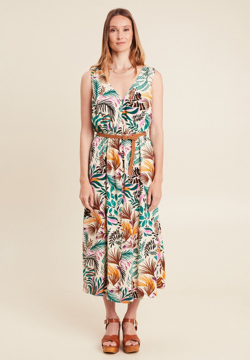 Florales Maxikleid in Creme, mit lebhaften grünen, pinken und orangen botanischen Mustern. Definierte Taille mit einem geflochtenen Gürtel und A-Linie-Silhouette.