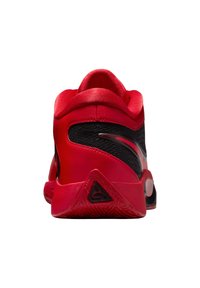 Scarpa sportiva rossa e nera con tomaia testurizzata, collare imbottito e suola decorata con motivo e dettagli del logo. La vista posteriore mette in evidenza il design dinamico.