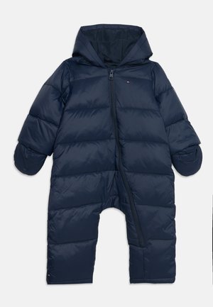 Combinaison de neige bébé matelassée bleu marine avec capuche, fermeture éclair devant et moufles attachées pour une couverture complète des bras et des jambes.