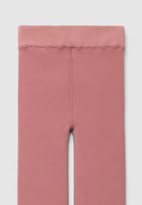 Różowe legginsy z miękkiego, elastycznego materiału. Posiadają szeroki, żebrowany pas i gładką fakturę z widocznymi szwami.