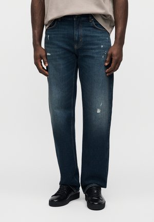 Spodnie jeansowe z ciemnoniebieskiego denimu z efektem przetarć, o prostym kroju nogawek, z delikatnym blaknięciem, postrzępionymi łatami oraz klasycznym pięciokieszeniowym wzorem.