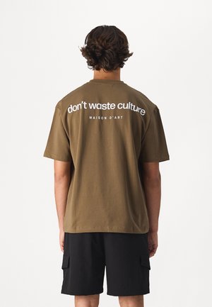 Don't Waste Culture AIDA UNISEX - T-shirt con stampa - khaki