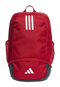 Crvena ruksak s bijelim Adidas trakicama, mrežastim bočnim džepovima i sivo dnom. Napravljen od izdržljive tkanine s patentnim zatvaračem i gornjom ručkom.