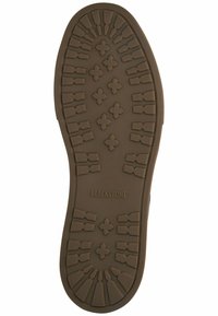 Ruda guma batai su padu, turintis tekstūruotą dizainą su kryžminiais ir zigzagais raštais, o prekės ženklas "BLACKSTONE" įspaustas.