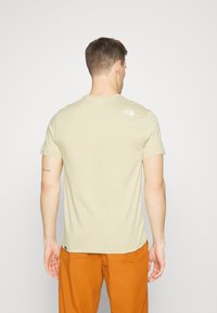 The North Face SIMPLE DOME TEE - Marškinėliai su spaudiniu - gravel/white