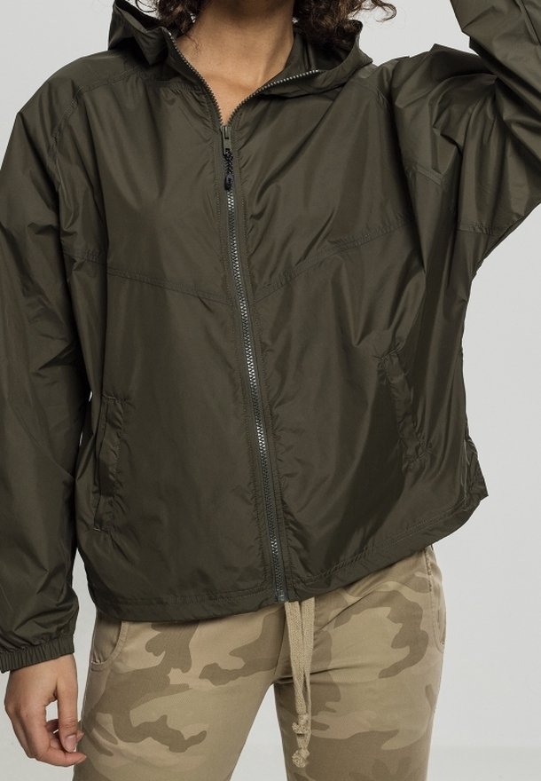 Olivgrön lättviktsjacka med full dragkedja och huva, med sidofickor och elastiska ärmslut, tillverkad av mjukt, vattenavvisande material.