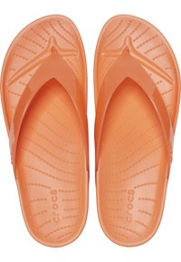 Pomarańczowe klapki wykonane z błyszczącego materiału; teksturowana podeszwa z falistymi wzorami; formowane paski z podzielonym wzorem; detal z logo na wkładce.
