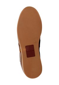 Suola di scarpa in pelle marrone chiaro, texture liscia, logo del marchio rettangolare in bordeaux. Materiale in gomma con design di trazione per migliorare la presa. Taglia 40.