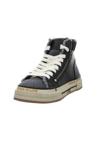 High-Top-Sneaker aus einer Kombination von schwarzem Leder und strukturiertem grauem Stoff, mit weißen Schnürsenkeln, Reißverschluss und goldenen Buchstaben auf der Sohle.