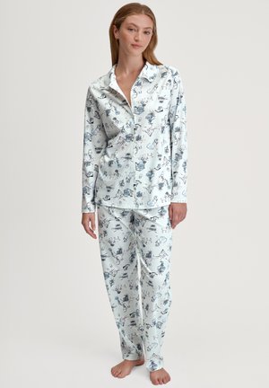 Langärmliges Schlafanzug-Set aus hellblauem Stoff mit einem verspielten Muster von Tieren und Objekten. Knopfhemd und gerade geschnittene Hosen.