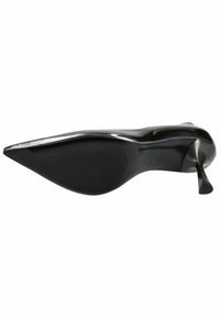 Tacco stiletto nero con punta affilata. Materiale esterno liscio, tacco elevato e una suola leggermente texturizzata. Design semplice ed elegante.
