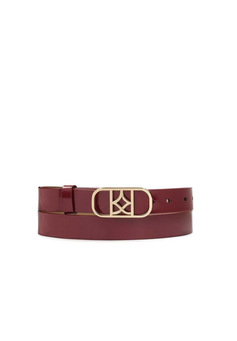 Curea din piele burgundy, cu o cataramă aurie cu un design interconectat „K” și „D”. Textură netedă cu mai multe găuri pentru ajustare.