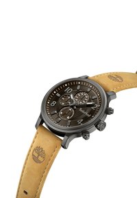 Schwarze Chronographuhr mit einem strukturierten braunen Zifferblatt, drei Zusatzzifferblättern, großen Ziffern und einem beigefarbenen Lederarmband mit eingestempeltem Logo.