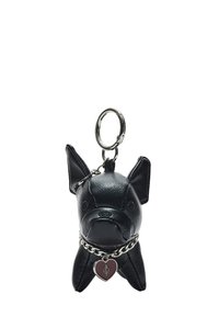 Portachiavi in pelle nera a forma di bulldog, con una catena d'argento attorno al collo e un ciondolo a forma di cuore attaccato.