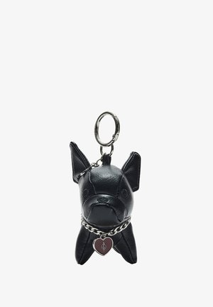 Zwart lederen sleutelhanger in de vorm van een bulldog, met een zilveren ketting om de nek en een hartvormige bedel eraan bevestigd.