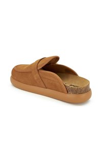 Clog in suede marrone, senza lacci, con una comoda soletta in sughero e suola in gomma, inclinato per mostrare il retro aperto e i dettagli superiori.